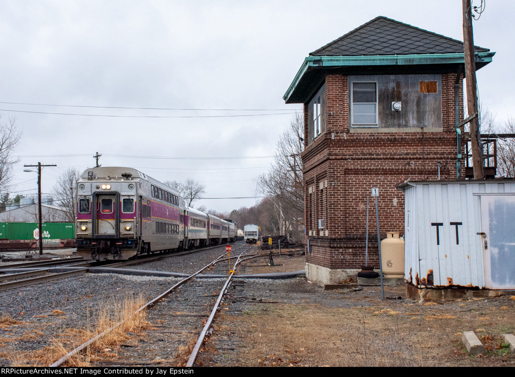 Inbound #5422 passes the old Ayer Tower 